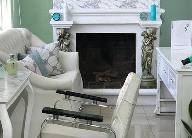 Área de salón elegante en Velvetwellnesscenter, Quito, Pichincha, EC, con sofás blancos y decoración clásica.