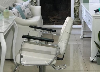 Silla de peluquería en Velvetwellnesscenter, Quito, Pichincha, EC, con decoración elegante y productos de belleza.