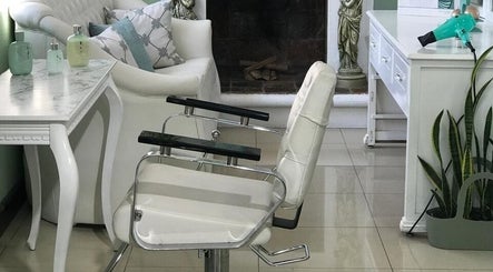 Silla de peluquería en Velvetwellnesscenter, Quito, Pichincha, EC, con decoración elegante y productos de belleza.
