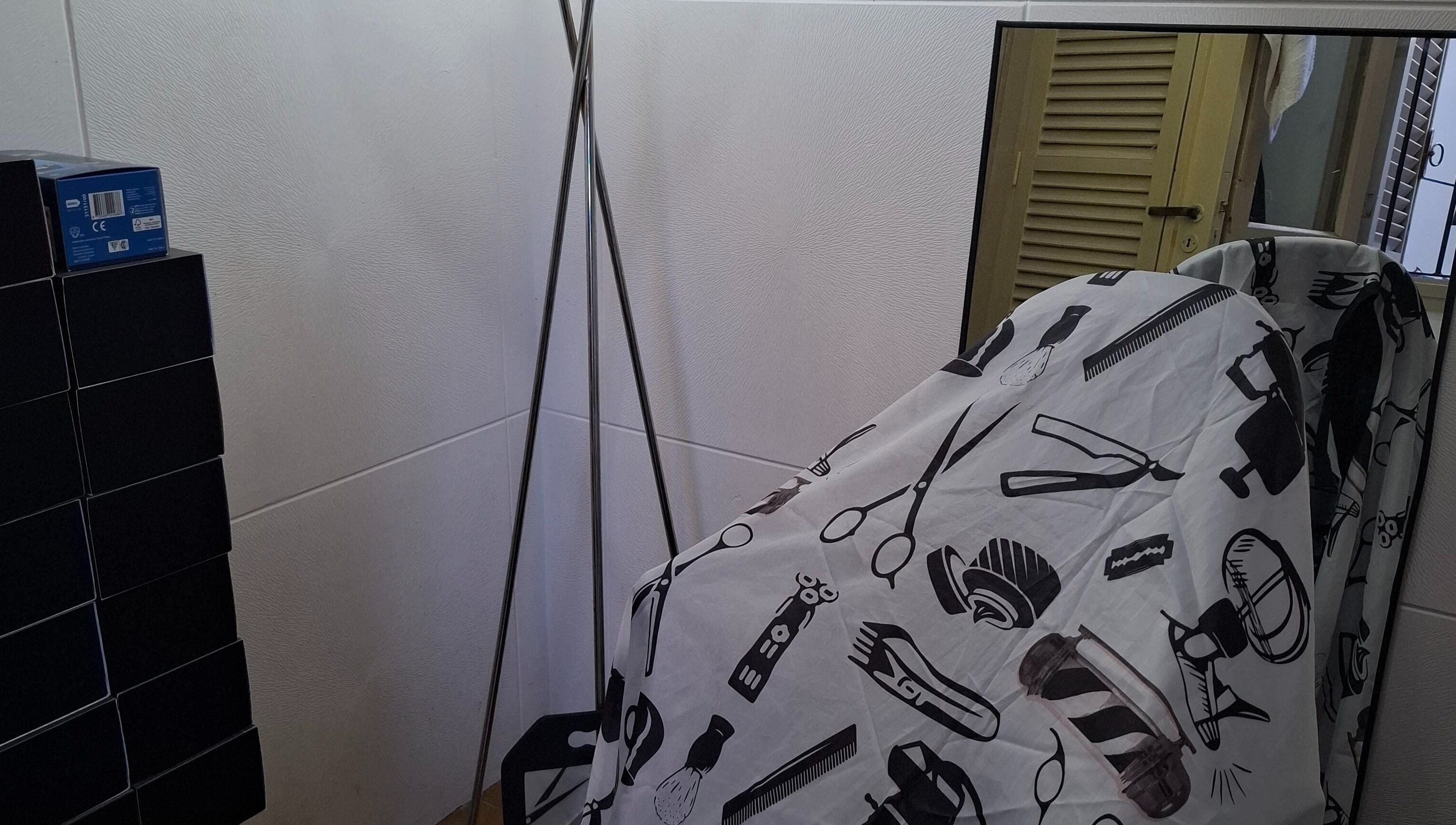 Rincón de barbería en JCStudio con espejo y funda estampada en Rosario, Santa Fe, AR.