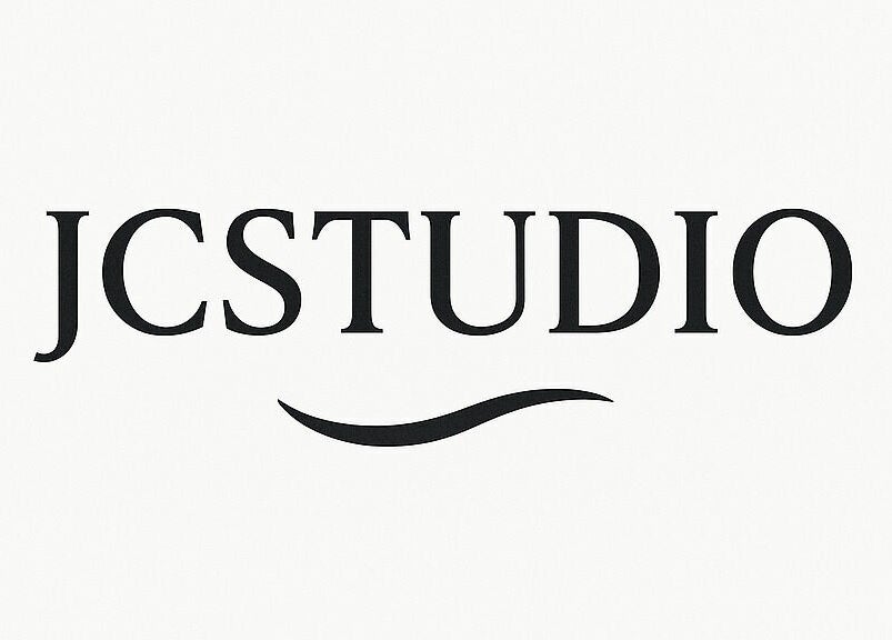 Logotipo de JCStudio, ubicada en Rosario, Santa Fe, AR, destacado en fondo blanco.