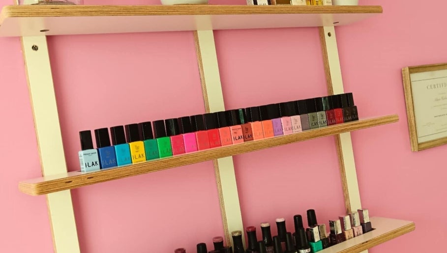 Vernis colorés sur étagères à L'onglerie parfumée (Ali-Lou nails) à Marans, Nouvelle-Aquitaine, FR.