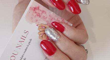 Manucure rouge et argent chez L'onglerie parfumée (Ali-Lou nails), Marans, Nouvelle-aquitaine, FR.