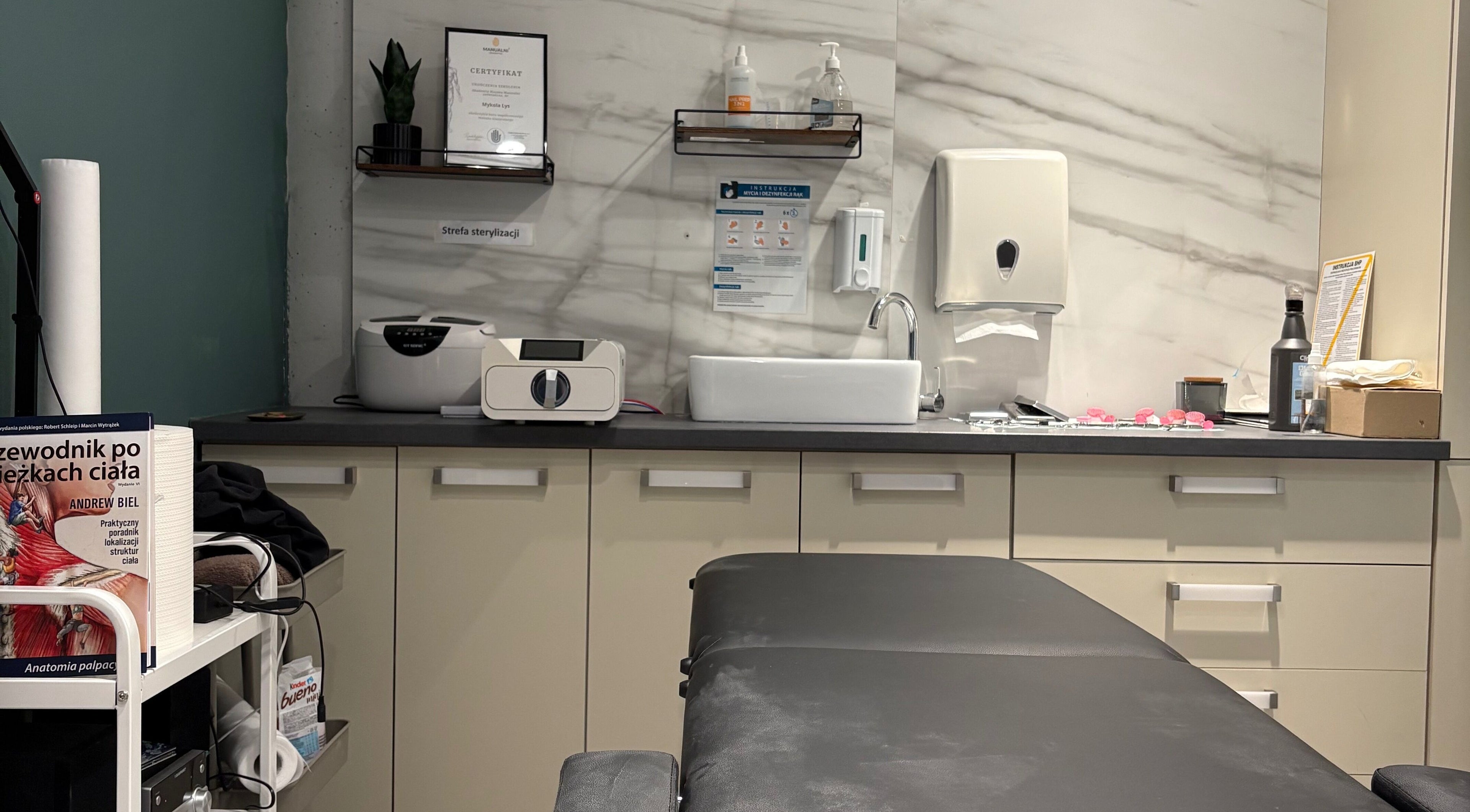 Treatment room at Relax Massage Mykola, Kraków, Województwo Małopolskie, PL with massage table and equipment.