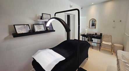 Salle de soins élégante à J.E Medico by Emilie, Saint-ghislain, Région Wallonne, BE avec décor raffiné.