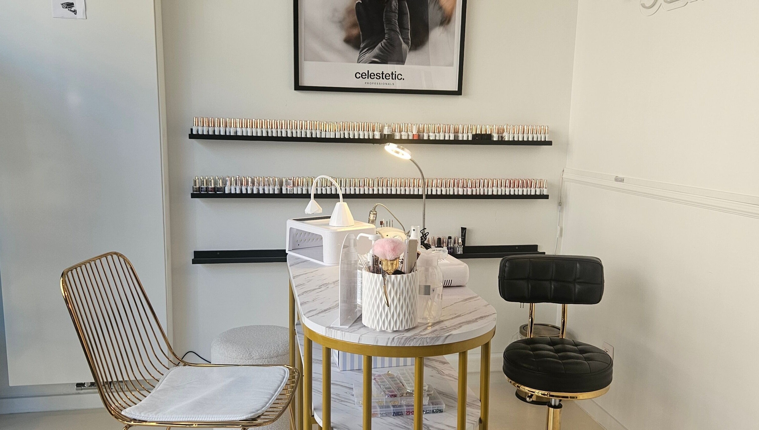 Un espace de manucure élégant à J.E Medico by Emilie, Saint-ghislain, Région Wallonne, BE.