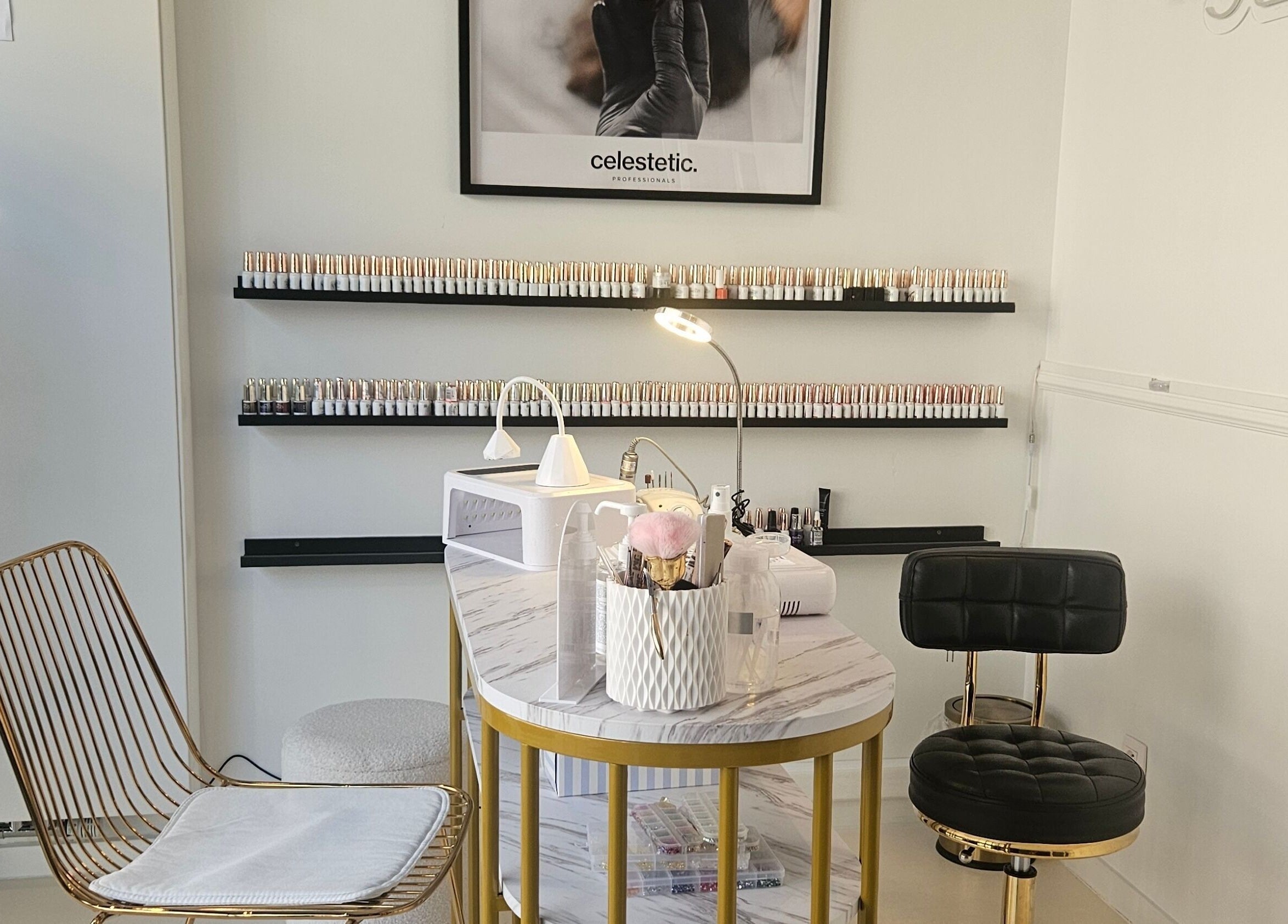 Un espace de manucure élégant à J.E Medico by Emilie, Saint-ghislain, Région Wallonne, BE.