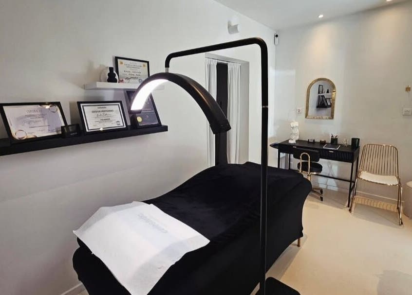 Salle de soins moderne à J.E Medico by Emilie, Saint-ghislain, Région Wallonne, BE, équipée d'un lit et de diplômes.