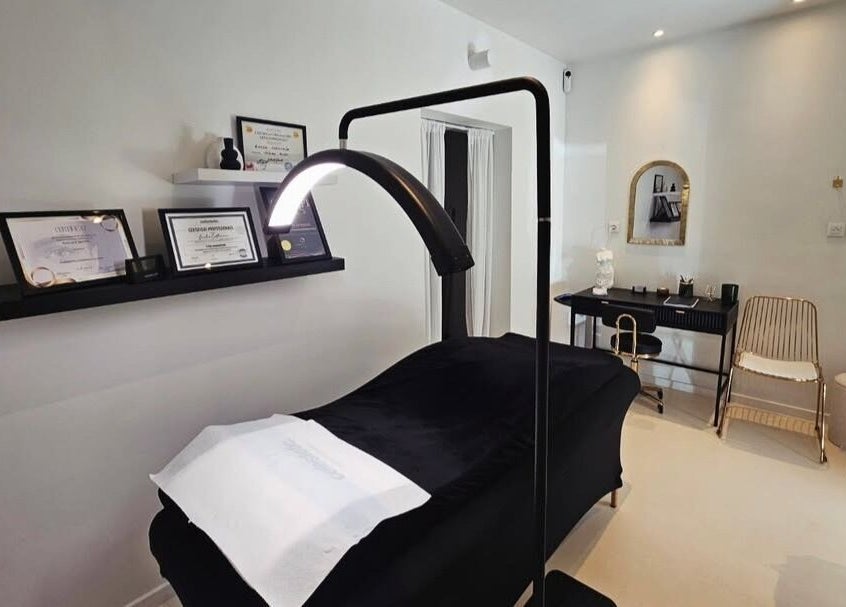 Salle de soins moderne à J.E Medico by Emilie, Saint-ghislain, Région Wallonne, BE, équipée d'un lit et de diplômes.