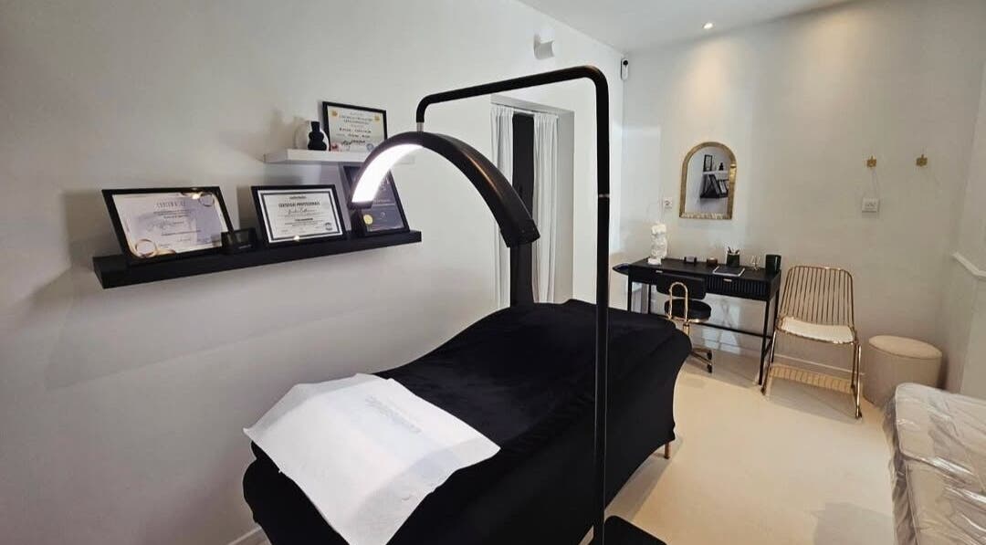 Salle de soins moderne à J.E Medico by Emilie, Saint-ghislain, Région Wallonne, BE, équipée d'un lit et de diplômes.