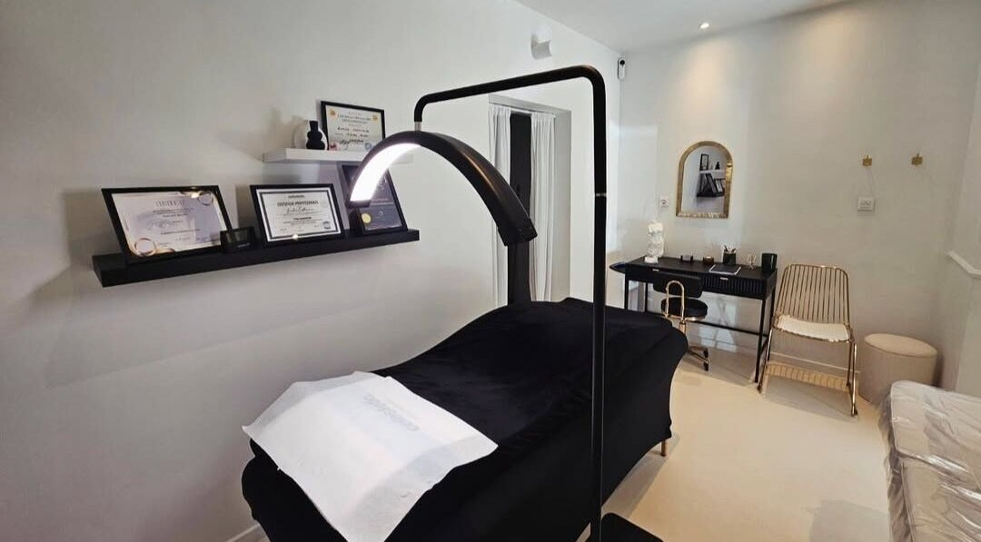 Salle de soins moderne à J.E Medico by Emilie, Saint-ghislain, Région Wallonne, BE, équipée d'un lit et de diplômes.