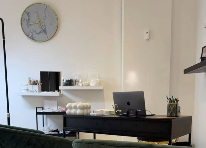 Bureau élégant chez J.E Medico by Emilie à Saint-ghislain, Région Wallonne, BE, avec décor moderne.