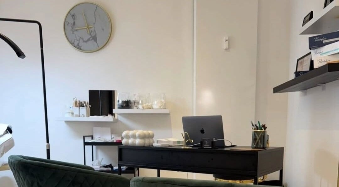 Bureau élégant chez J.E Medico by Emilie à Saint-ghislain, Région Wallonne, BE, avec décor moderne.