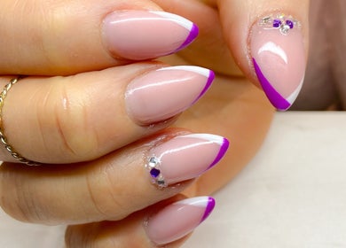 Manucure élégante avec motifs violets et strass chez LNails, Saint-genis-pouilly, Auvergne-rhône-alpes, FR.