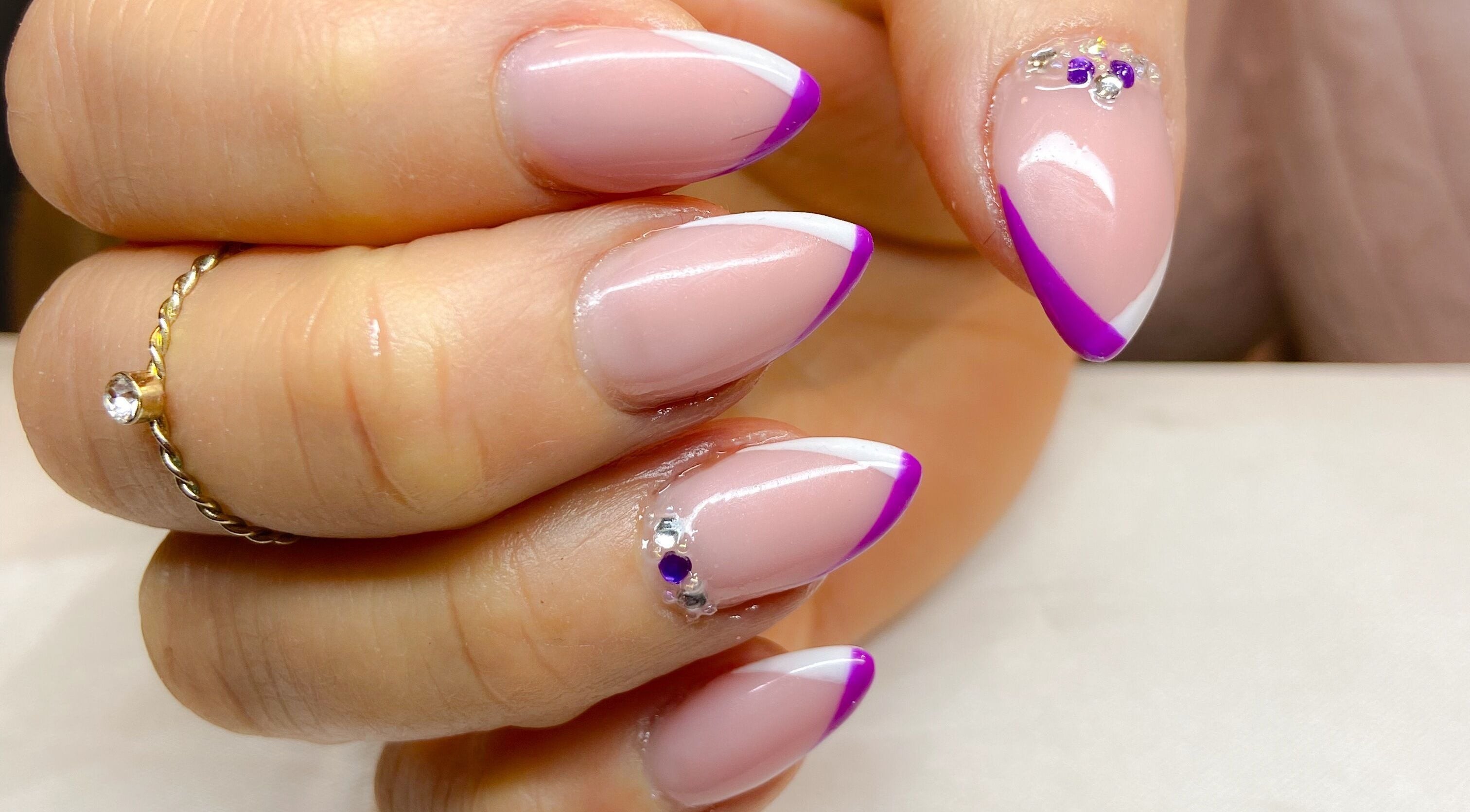 Manucure élégante avec motifs violets et strass chez LNails, Saint-genis-pouilly, Auvergne-rhône-alpes, FR.