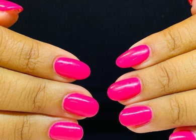 Vernis rose vif sur ongles à LNails, Saint-genis-pouilly, Auvergne-rhône-alpes, FR.