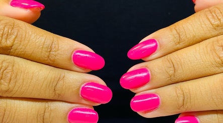 Vernis rose vif sur ongles à LNails, Saint-genis-pouilly, Auvergne-rhône-alpes, FR.