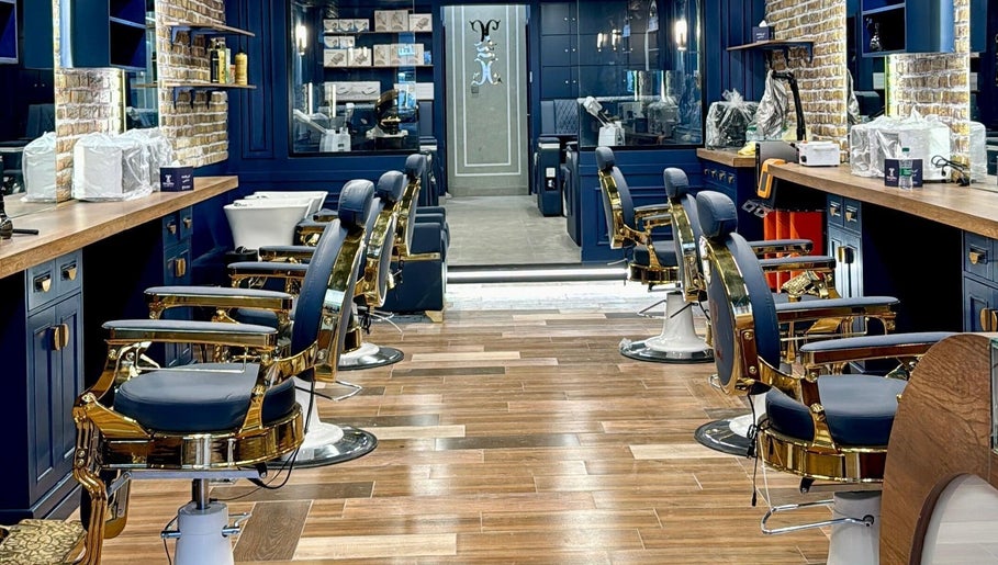 مقاعد صالون فاخرة في CHOP & CHILL | قص واسترخاء بالرياض، منطقة الرياض، السعودية.