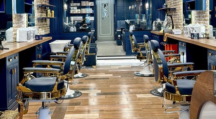 مقاعد صالون فاخرة في CHOP & CHILL | قص واسترخاء بالرياض، منطقة الرياض، السعودية.