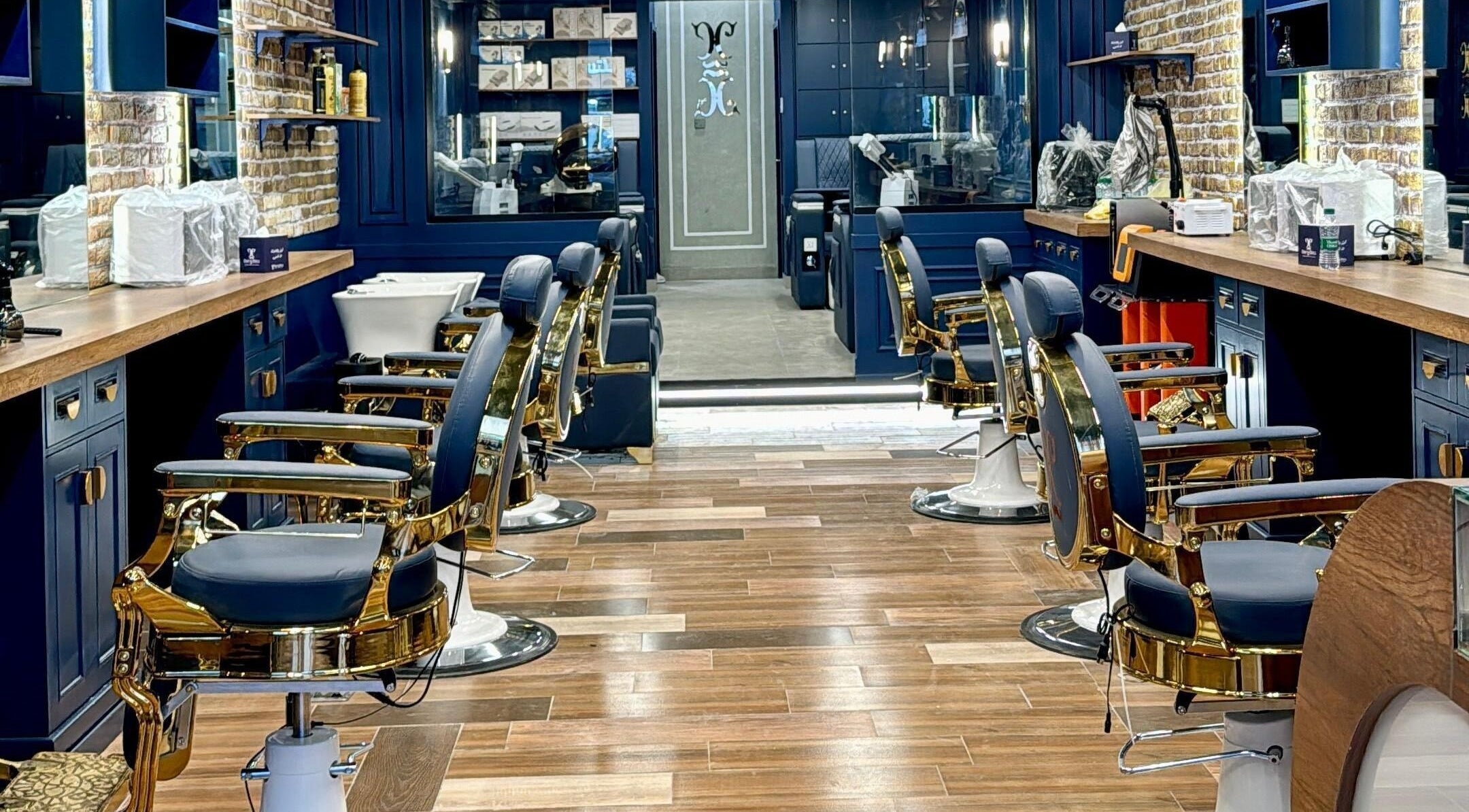 مقاعد صالون فاخرة في CHOP & CHILL | قص واسترخاء بالرياض، منطقة الرياض، السعودية.