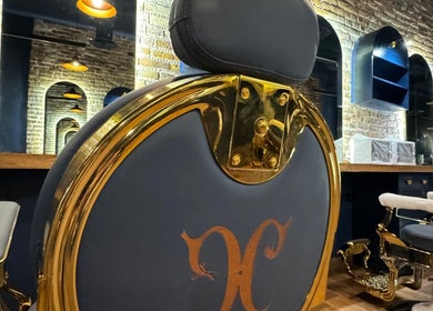 كرسي حلاقة فاخر في صالون CHOP & CHILL | قص واسترخاء، الرياض، منطقة الرياض، السعودية.