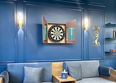 غرفة انتظار هادئة مع لوحة دارت في CHOP & CHILL | قص واسترخاء في الرياض، منطقة الرياض، المملكة العربية السعودية.