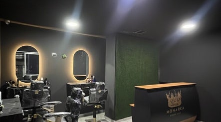 Interior moderno de MONARCA BARBER CLUB, Soledad, Atlántico, CO, con sillas y espejos iluminados.