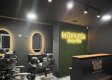 Vista interior de Monarca Barber Club en Soledad, Atlántico, CO, mostrando elegantes estaciones de peluquería.