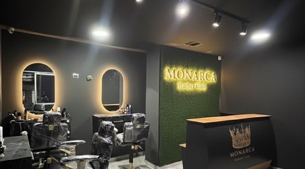 Vista interior de Monarca Barber Club en Soledad, Atlántico, CO, mostrando elegantes estaciones de peluquería.
