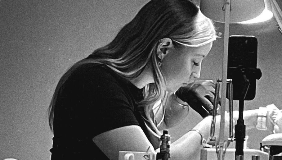 Technicienne Lou’nails effectuant une manucure à Aubrives, Grand Est, FR, avec soin et précision.