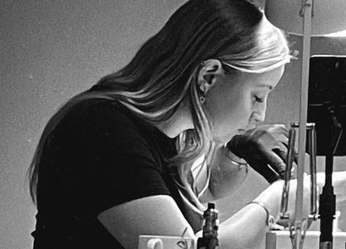 Technicienne Lou’nails effectuant une manucure à Aubrives, Grand Est, FR, avec soin et précision.