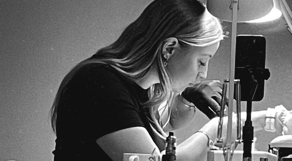 Technicienne Lou’nails effectuant une manucure à Aubrives, Grand Est, FR, avec soin et précision.