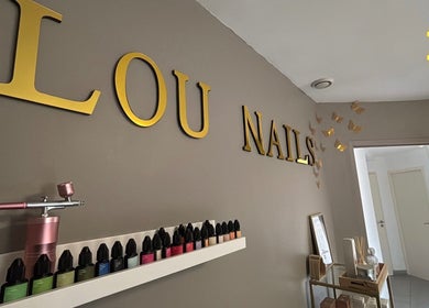 Intérieur élégant de Lou’nails à Aubrives, Grand Est, FR, mettant en valeur des flacons de vernis colorés.
