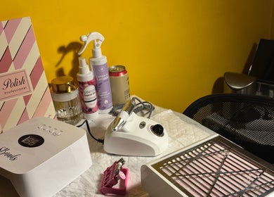 Estação manicure em Crnailzzz, Braga, PT: lâmpada UV gel e ferramentas profissionais.
