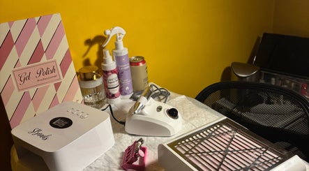 Estação manicure em Crnailzzz, Braga, PT: lâmpada UV gel e ferramentas profissionais.