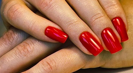 Red manicured nails at Tamara AOUN Nail Studio (ALPHA BUSINESS CENTER), Vernier, Genf, CH.
