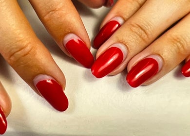 Red manicured nails at Tamara AOUN Nail Studio (ALPHA BUSINESS CENTER), Vernier, Genf, CH.