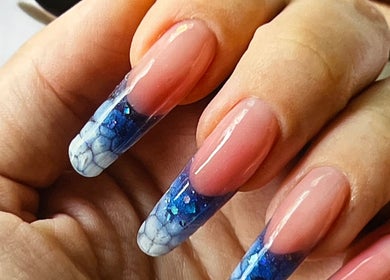 Close-up of elegant blue shimmer nail art at Tamara AOUN Nail Studio (ALPHA BUSINESS CENTER), Vernier, Genf, CH.