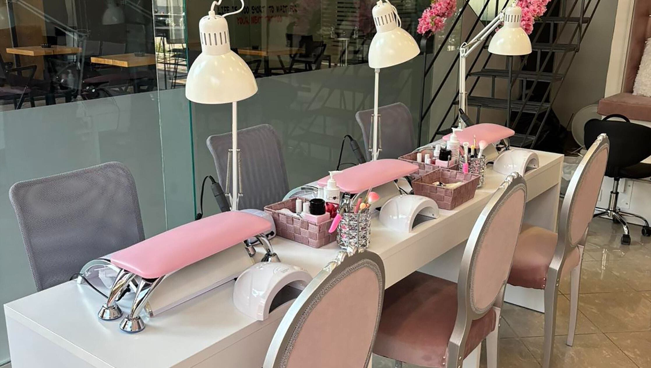 Εσωτερικό χώρου Νυχομανια Δάφνης, Δάφνη Αττικής με καρέκλες και εξοπλισμό νυχιών.