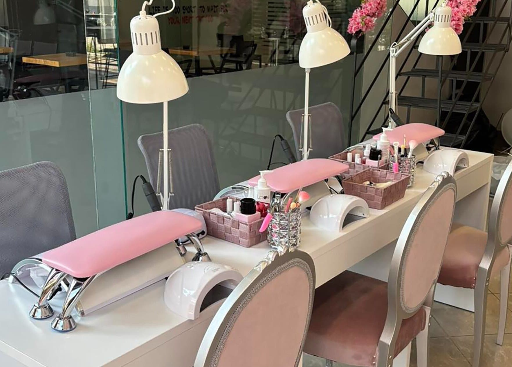 Εσωτερικό χώρου Νυχομανια Δάφνης, Δάφνη Αττικής με καρέκλες και εξοπλισμό νυχιών.