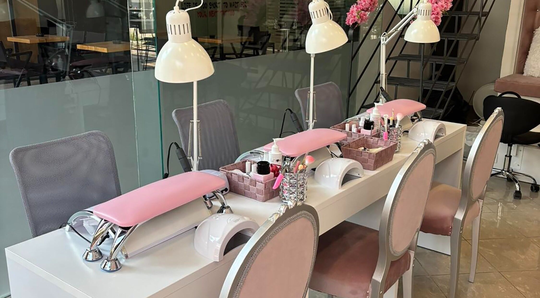 Εσωτερικό χώρου Νυχομανια Δάφνης, Δάφνη Αττικής με καρέκλες και εξοπλισμό νυχιών.