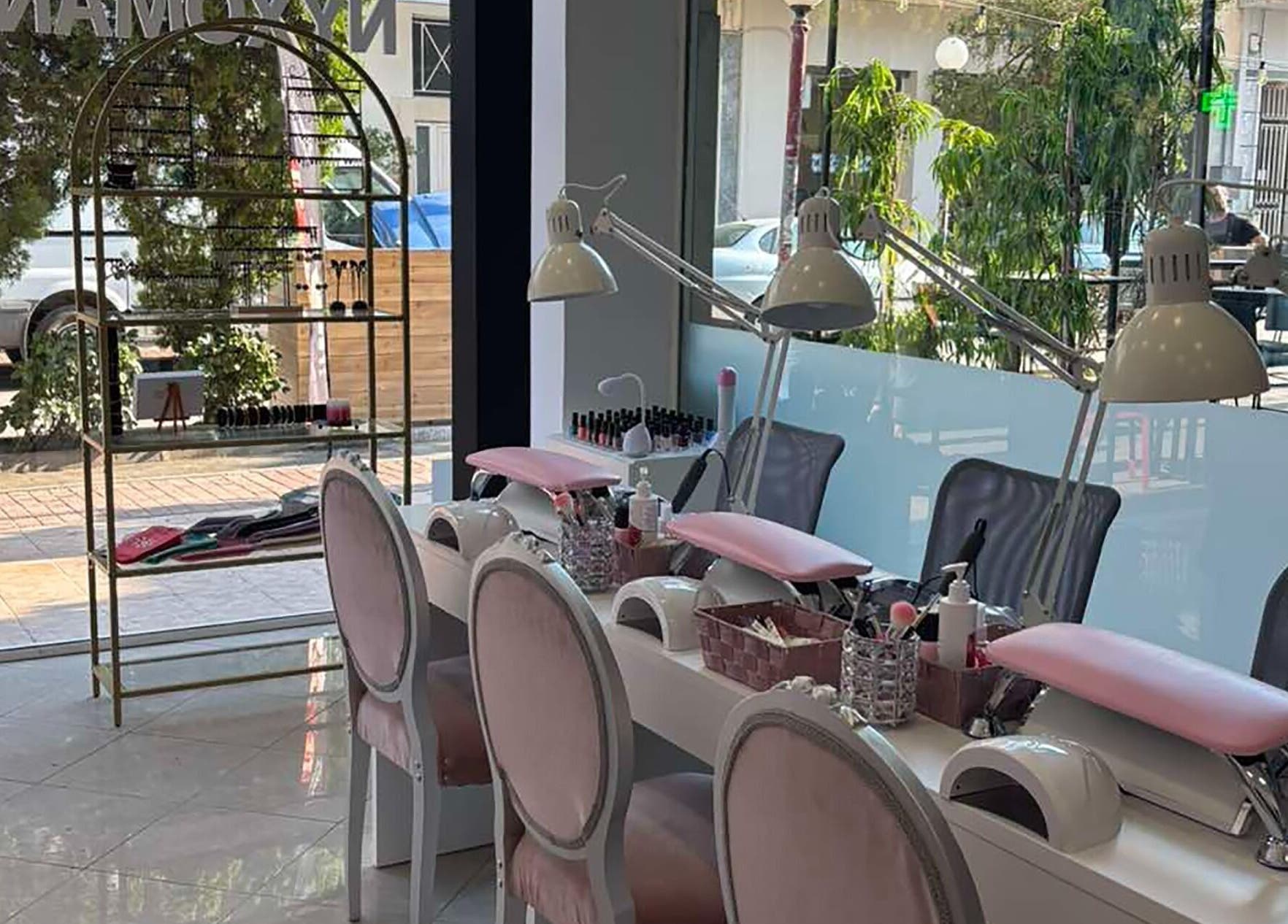 Κομψή γωνιά περιποίησης νυχιών στο Νυχομανια Δάφνης, Δάφνη Αττικής, Αττικής, GR με φωτεινά καθίσματα.