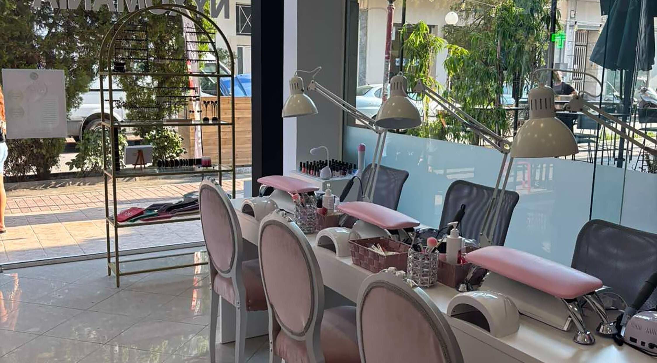 Κομψή γωνιά περιποίησης νυχιών στο Νυχομανια Δάφνης, Δάφνη Αττικής, Αττικής, GR με φωτεινά καθίσματα.