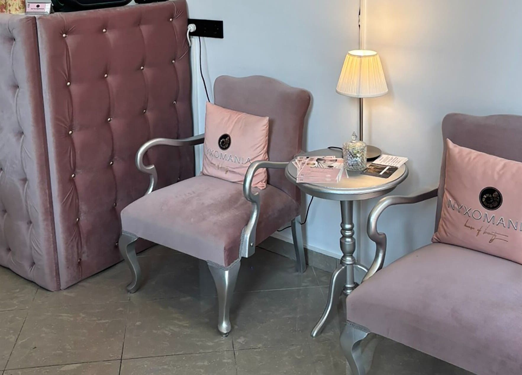 Κομψή γωνία αναμονής στο Νυχομανια Δάφνης, Δάφνη Αττικής, Αττικής, GR με βελούδινα καθίσματα και φωτιστικό.