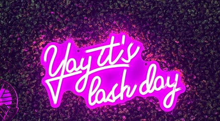 Vibrant neon sign at Nails by Paige in Payson, Arizona, US, showcasing 'Yay! It's lash day' text on leafy background.
