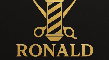 Logo elegante de Ronald Barbería Studio en Antofagasta, Antofagasta, CL, con iconos de tijeras y barra dorada.