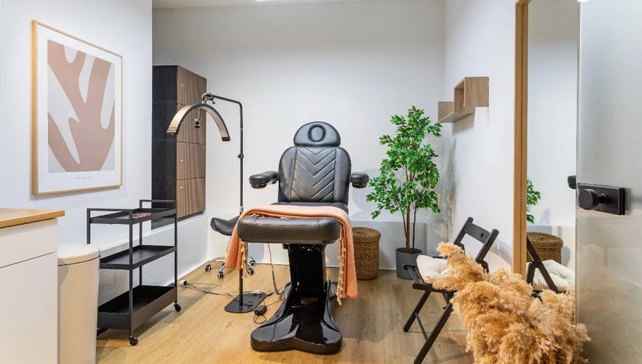 Moderne behandelruimte bij Meredith Daphne Skin Studio in Amsterdam, Noord-Holland, NL met luxe stoel.