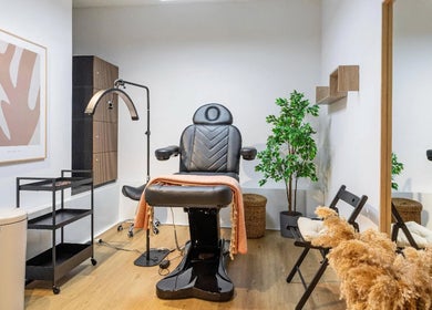 Moderne behandelruimte bij Meredith Daphne Skin Studio in Amsterdam, Noord-Holland, NL met luxe stoel.