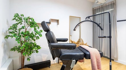 Stijlvolle behandelkamer bij Meredith Daphne Skin Studio, Amsterdam, Noord-Holland, NL.