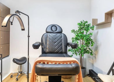 Moderne behandelstoel bij Meredith Daphne Skin Studio in Amsterdam, Noord-Holland, NL met stijlvolle inrichting.